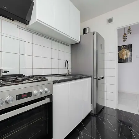 Cosy & Bright With Parking By Renters *