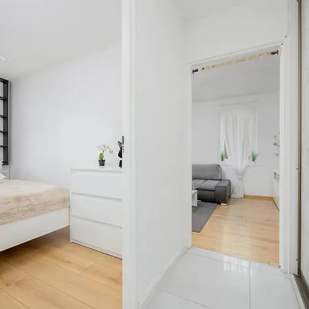 Cosy & Bright With Parking By Renters Apartment Warsaw